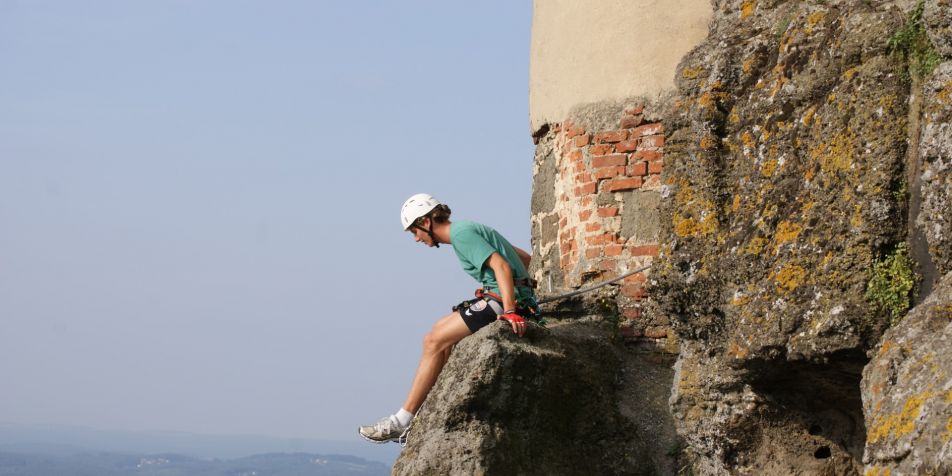 Begehung des Jungfernsteigs am Burgfelsen der Riegersburg 
- 
Naturbursch Training Riegersburg - Teamtraining, Kletterkurse, Hochseilgarten