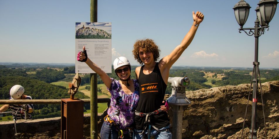 Frau jubelt über den erfolgreichen Kletterkurs und das erklimmen der Riegersburg über den Leopold Klettersteig
- 
Naturbursch Training Riegersburg - Teamtraining, Kletterkurse, Hochseilgarten