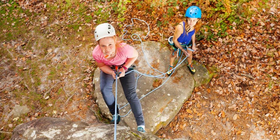 Zwei Kinder klettern am Rittersteig in Riegersburg 
- 
Naturbursch Training Riegersburg - Teamtraining, Kletterkurse, Hochseilgarten