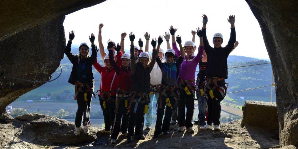 Spannende Abwechslung – Schülergruppe am Leopold Klettersteig in Riegersburg 
- 
Naturbursch Training Riegersburg - Teamtraining, Kletterkurse, Hochseilgarten