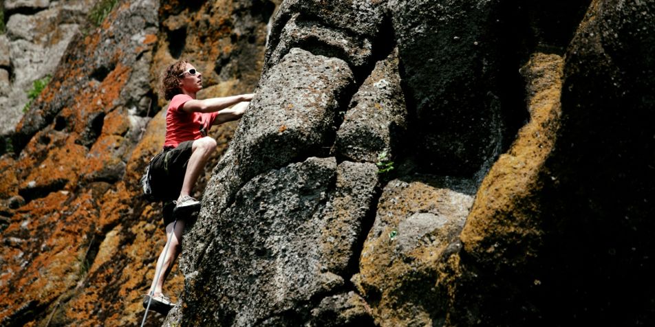 Mann erklimmt den Burgfelsen beim Kletterkurs für Fortgeschrittene in Riegersburg 
- 
Naturbursch Training Riegersburg - Teamtraining, Kletterkurse, Hochseilgarten