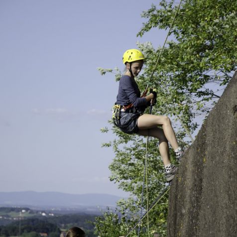 Mädchen beim Abseilen am Rittersteig in Riegersburg 
- 
Naturbursch Training Riegersburg - Teamtraining, Kletterkurse, Hochseilgarten